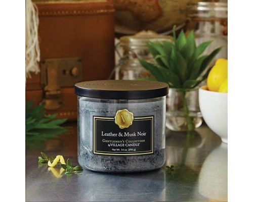 Декоративная свеча Village Candle Кожа и Мускус (396 грамм)