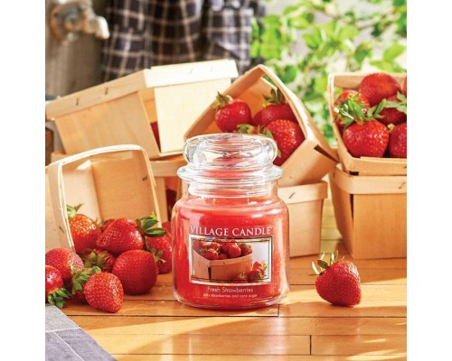 Декоративная свеча Village Candle Сочная клубника (389 грамм)