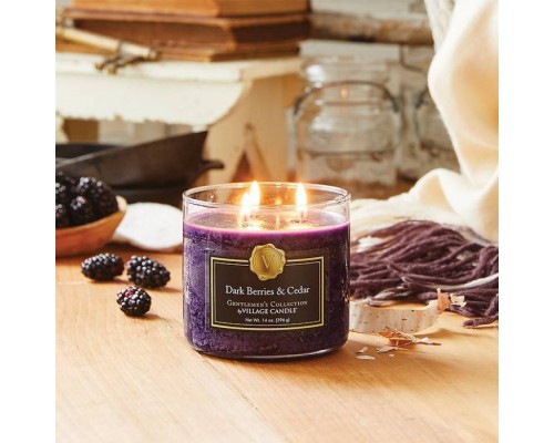 Декоративная свеча Village Candle Темные ягоды и кедр (396 грамм) Декоративная свеча Village Candle Темные ягоды и кедр (396 грамм)