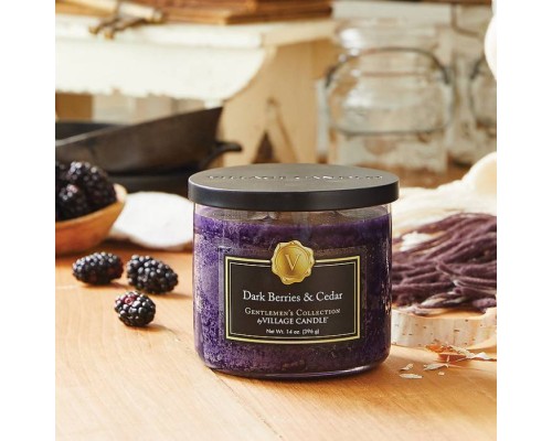 Декоративная свеча Village Candle Темные ягоды и кедр (396 грамм) Декоративная свеча Village Candle Темные ягоды и кедр (396 грамм)