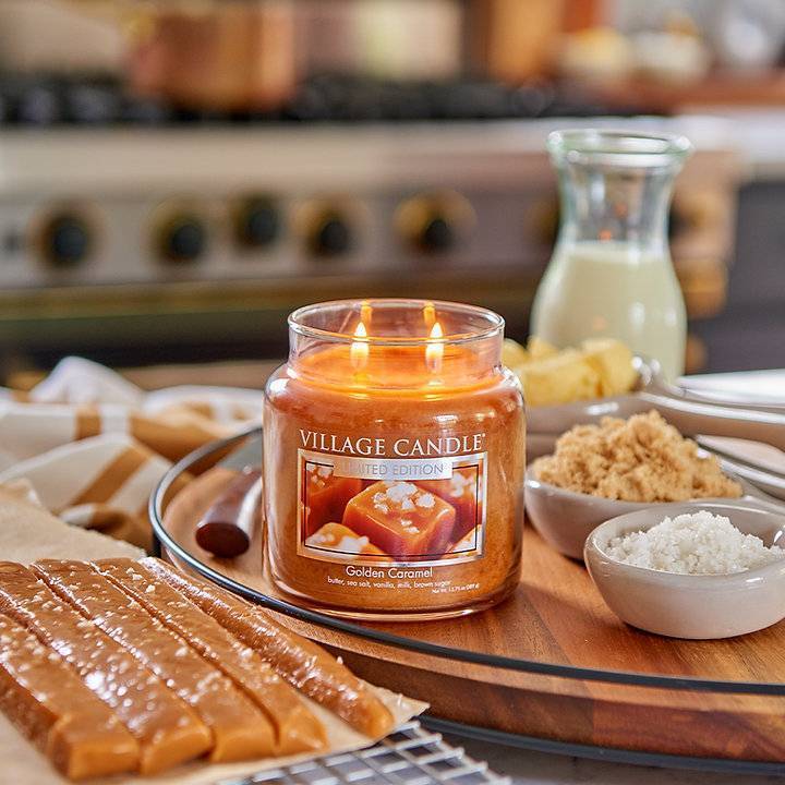 Ароматическая свеча Village Candle Golden Caramel 389 г 10111