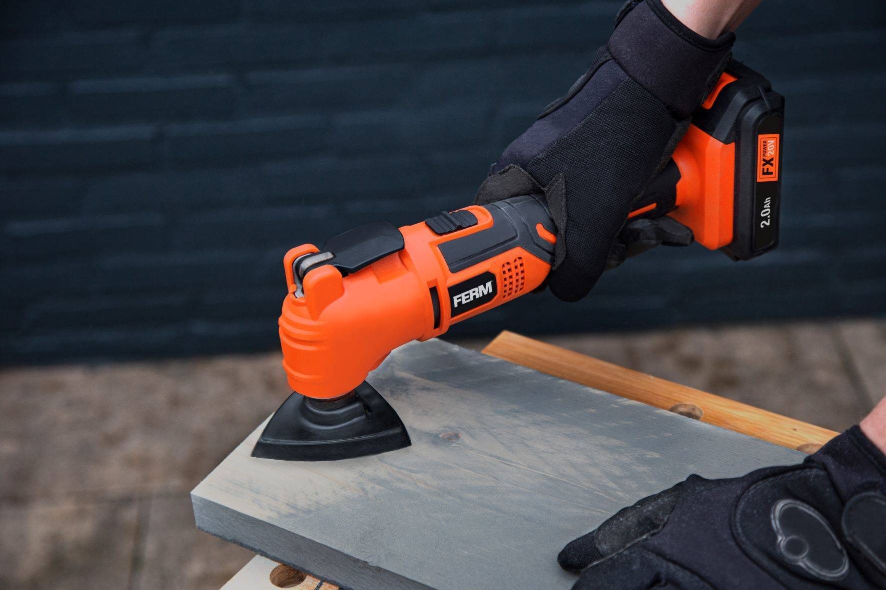 Аккумуляторный многофункциональный инструмент реноватор FERM OTM OTM