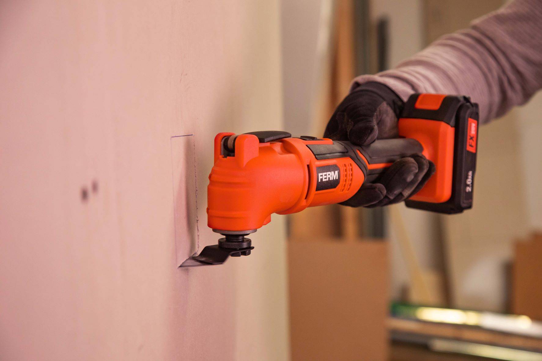 Аккумуляторный многофункциональный инструмент реноватор FERM OTM OTM