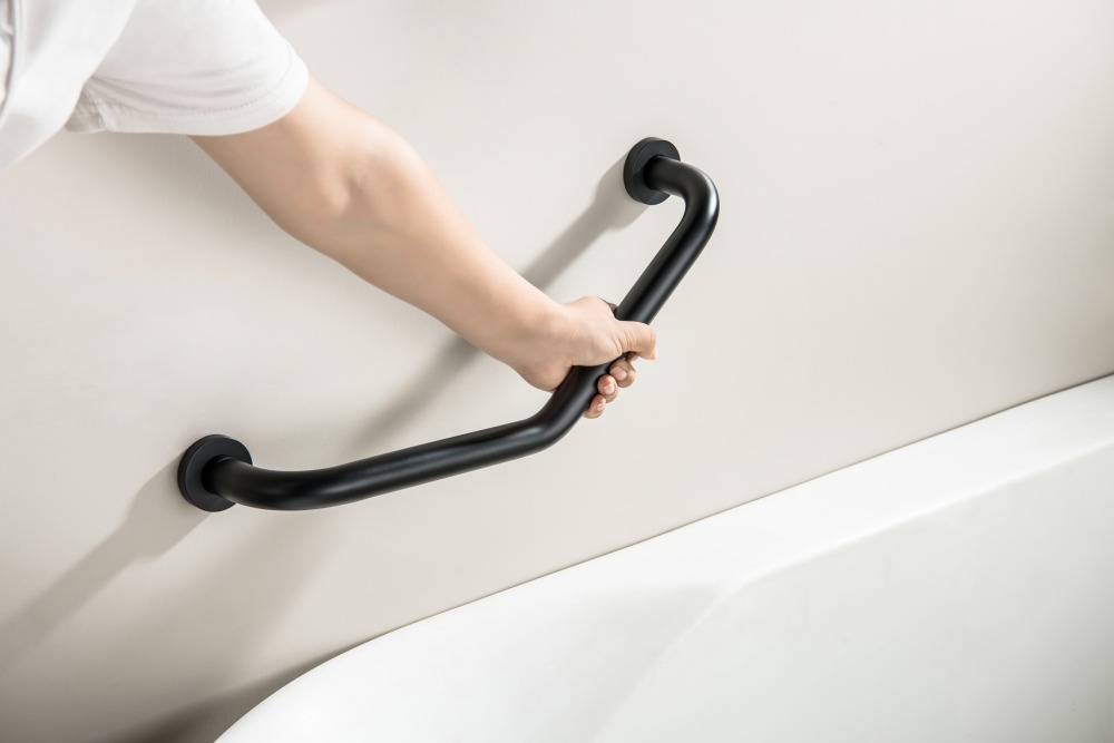 Поручень Aquatek 425 мм матовый черный AQ4997MB