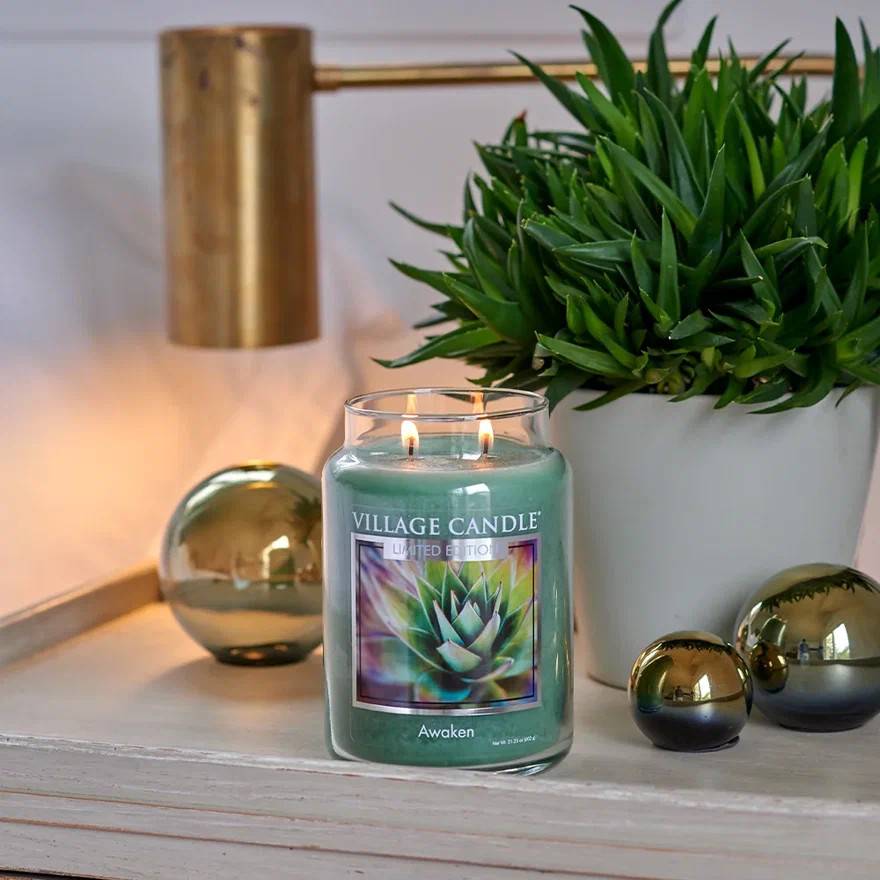 Ароматическая свеча Village Candle Awaken Пробуждение чувств 602 г 10208