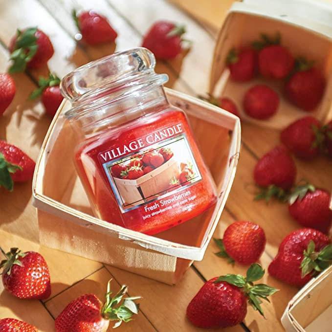 Ароматическая свеча Village Candle Сочная клубника 389 г 10107