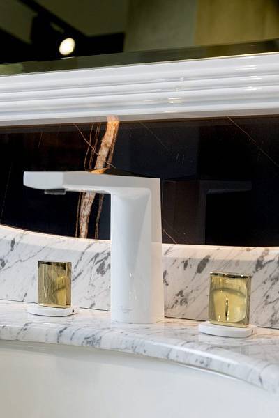 Смеситель для раковины Boheme Venturo врезной на 3 отверстия Touch белый глянцевый/золото глянцевое 150-WG-TOUCH