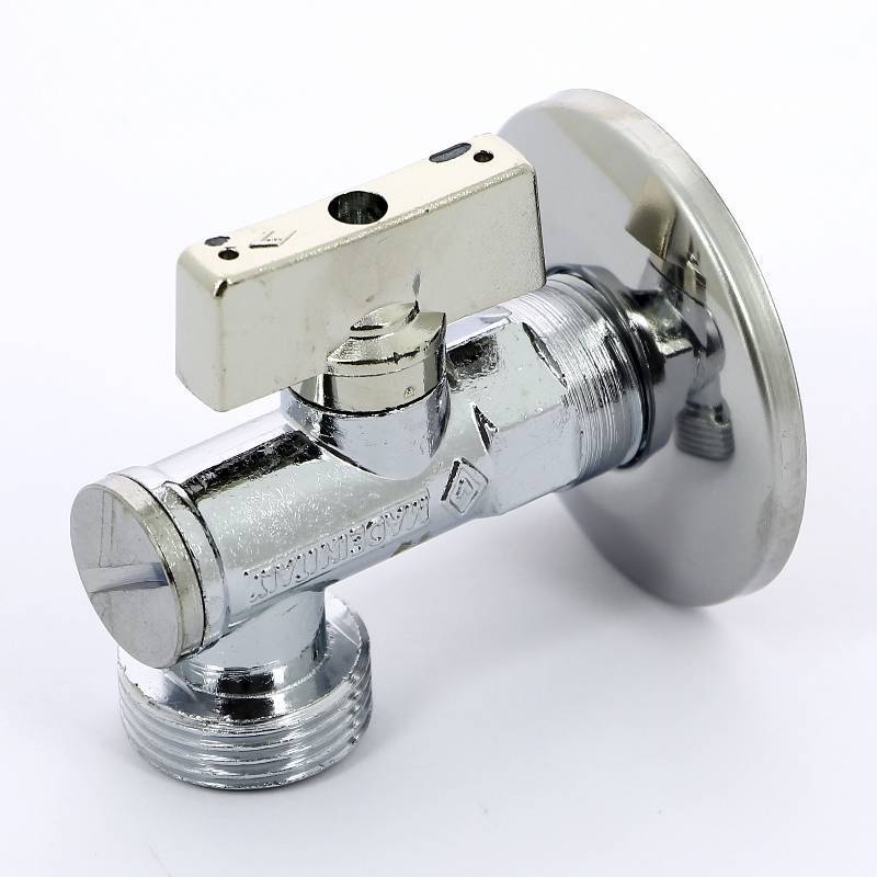 Кран шаровой Bugatti Miami 790 угловой 1/2 НР х 3/4 НР с фильтром и розеткой 07900001