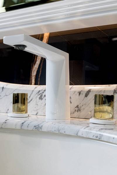 Смеситель для раковины Boheme Venturo врезной на 3 отверстия Touch белый глянцевый/золото глянцевое 150-WG-TOUCH