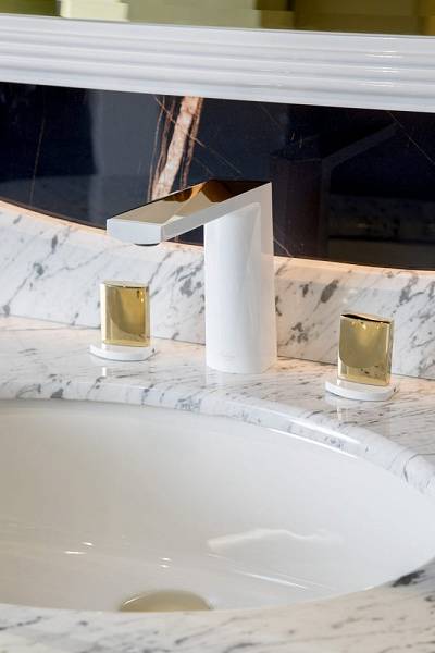 Смеситель для раковины Boheme Venturo врезной на 3 отверстия Touch белый глянцевый/золото глянцевое 150-WG-TOUCH