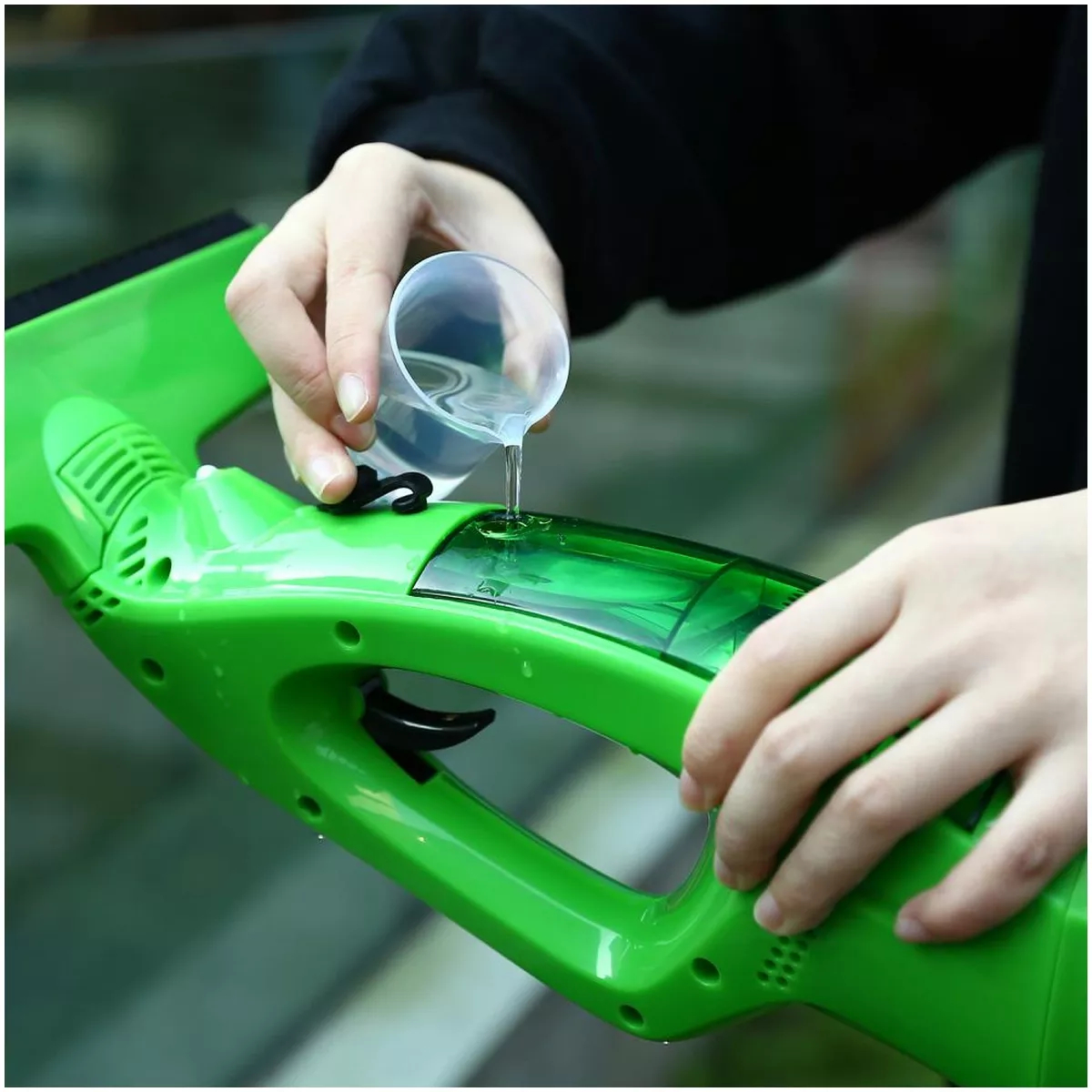 Стеклоочиститель аккумуляторный DEKO WVC3.7 зеленый