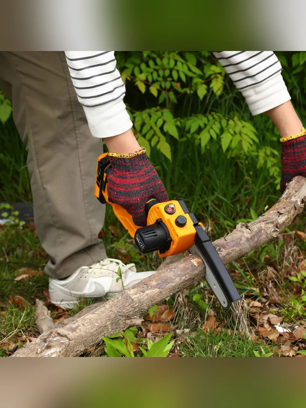 Пила цепная аккумуляторная DEKO DKCHS 20-6 PRO 4 и 6 20 В 2x2.2 Ач 083-2011