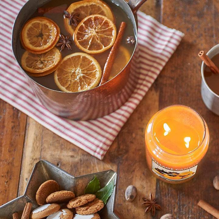 Свеча ароматическая Village Candle Апельсин с корицей 602 г 10049
