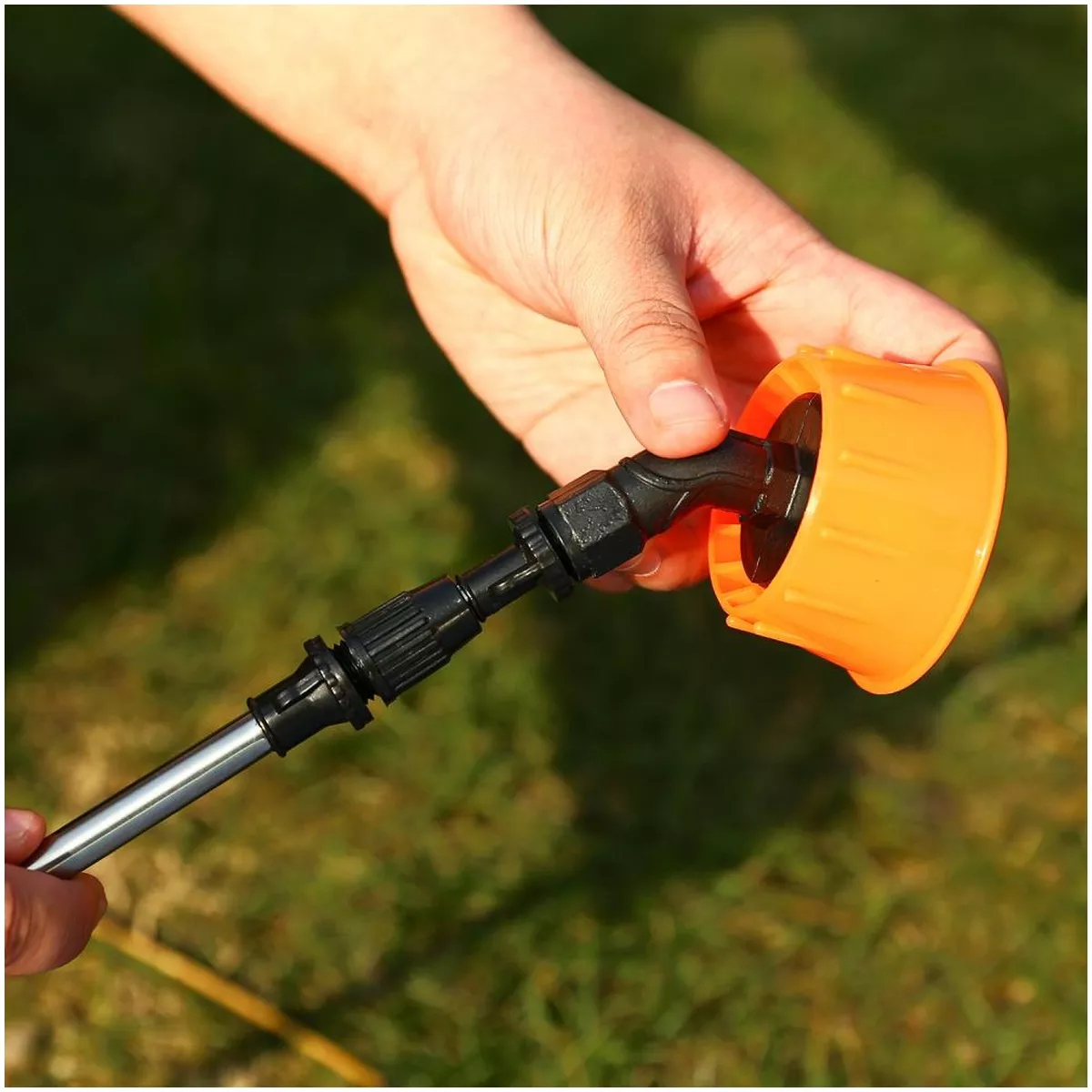 Опрыскиватель садовый аккумуляторный DEKO DKSP10 Li-ion 16 л 065-0932