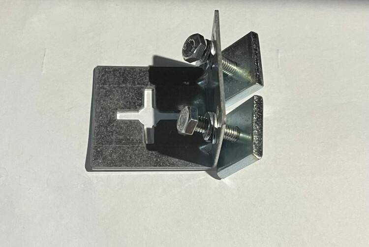 Кронштейн для подключения настенной водорозетки к крепежной планке Flamco EFA030401