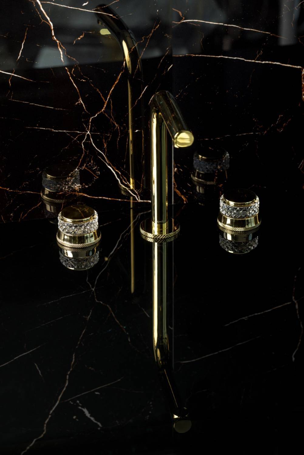 Смеситель для раковины Boheme Aura на 3 отверстия золото 152-G-A