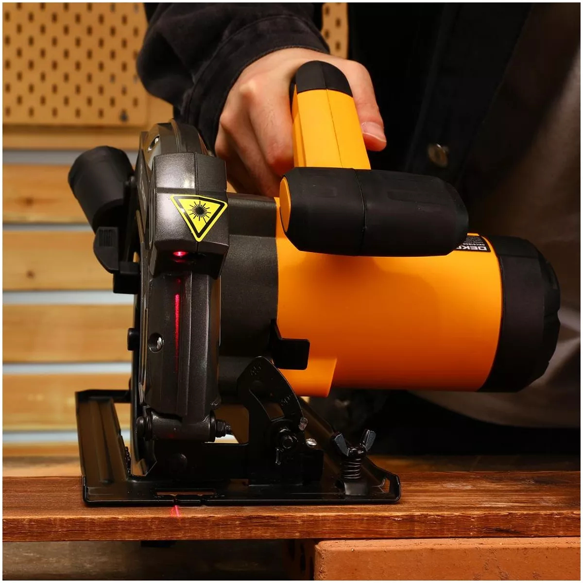 Пила дисковая DEKO DKCS1800-190 Laser 1800 Вт 190 мм лазерный указатель 063-4102