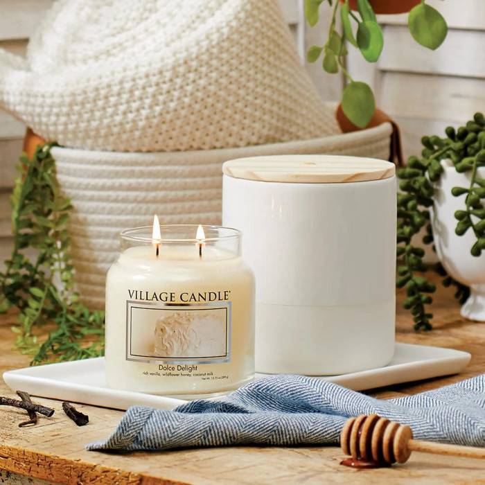 Свеча ароматическая Village Candle Dolce Delight 213 г 10089