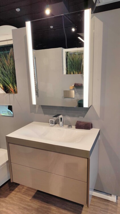 Комплект мебели Duravit XViu: тумба с раковиной, зеркальный шкаф, зеркало капучино глянцевый