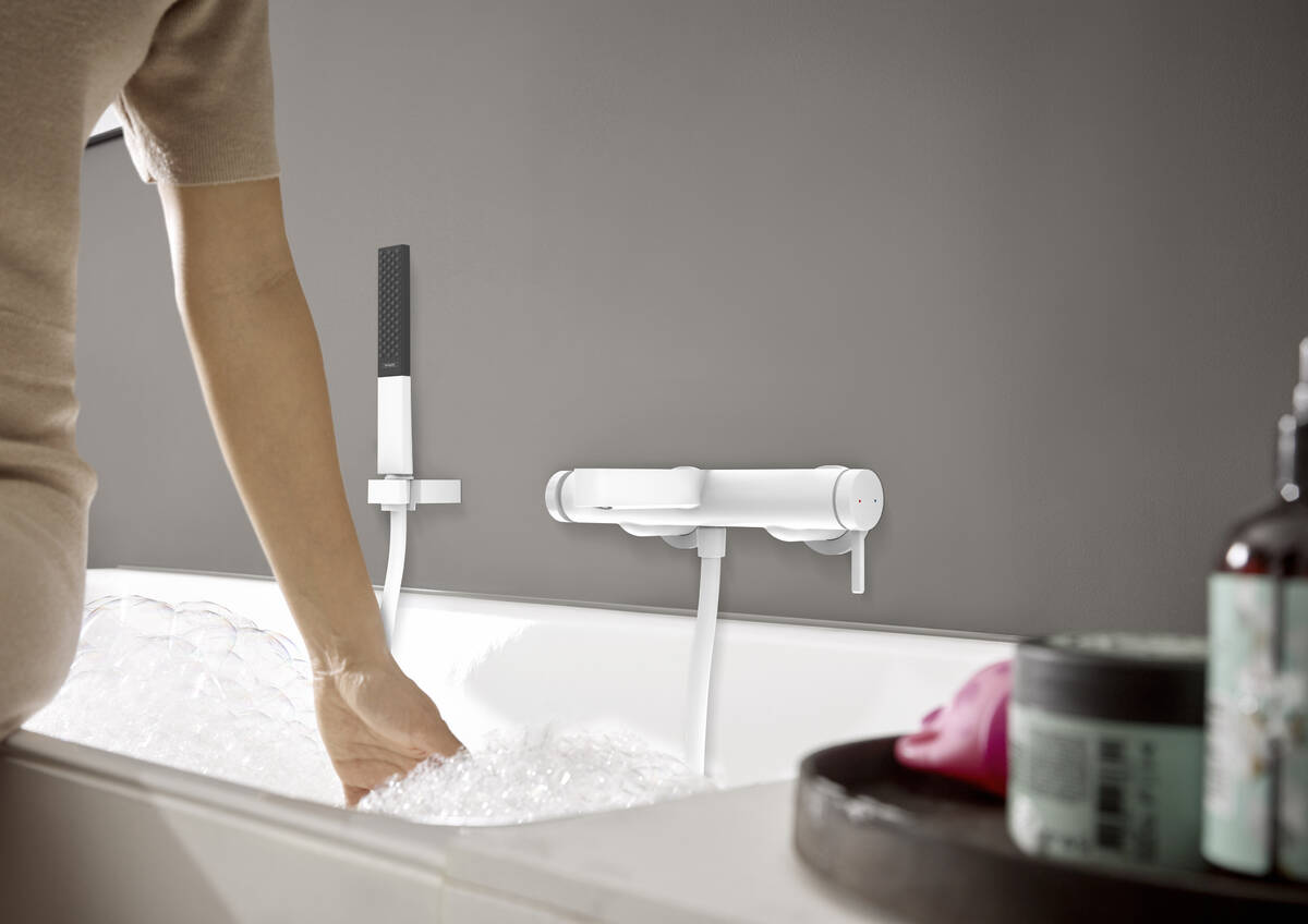 Смеситель для ванны Hansgrohe Finoris матовый белый 76420700