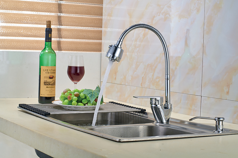 Смеситель для кухни Rossinka Silvermix S35-26 с гибким изливом хром S35-26