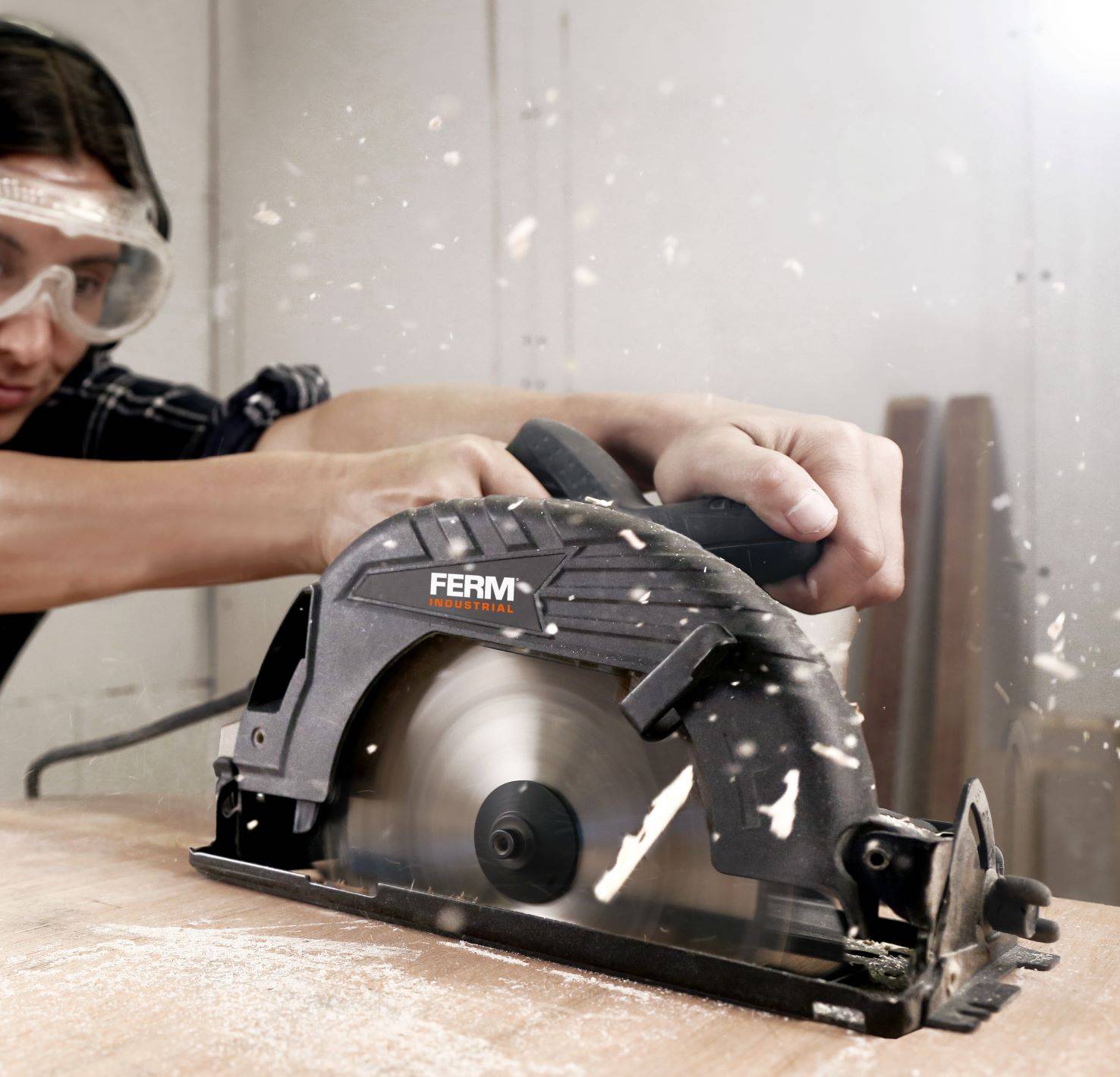 Пила циркулярная FERM CSMP Вт 190 мм CSMP