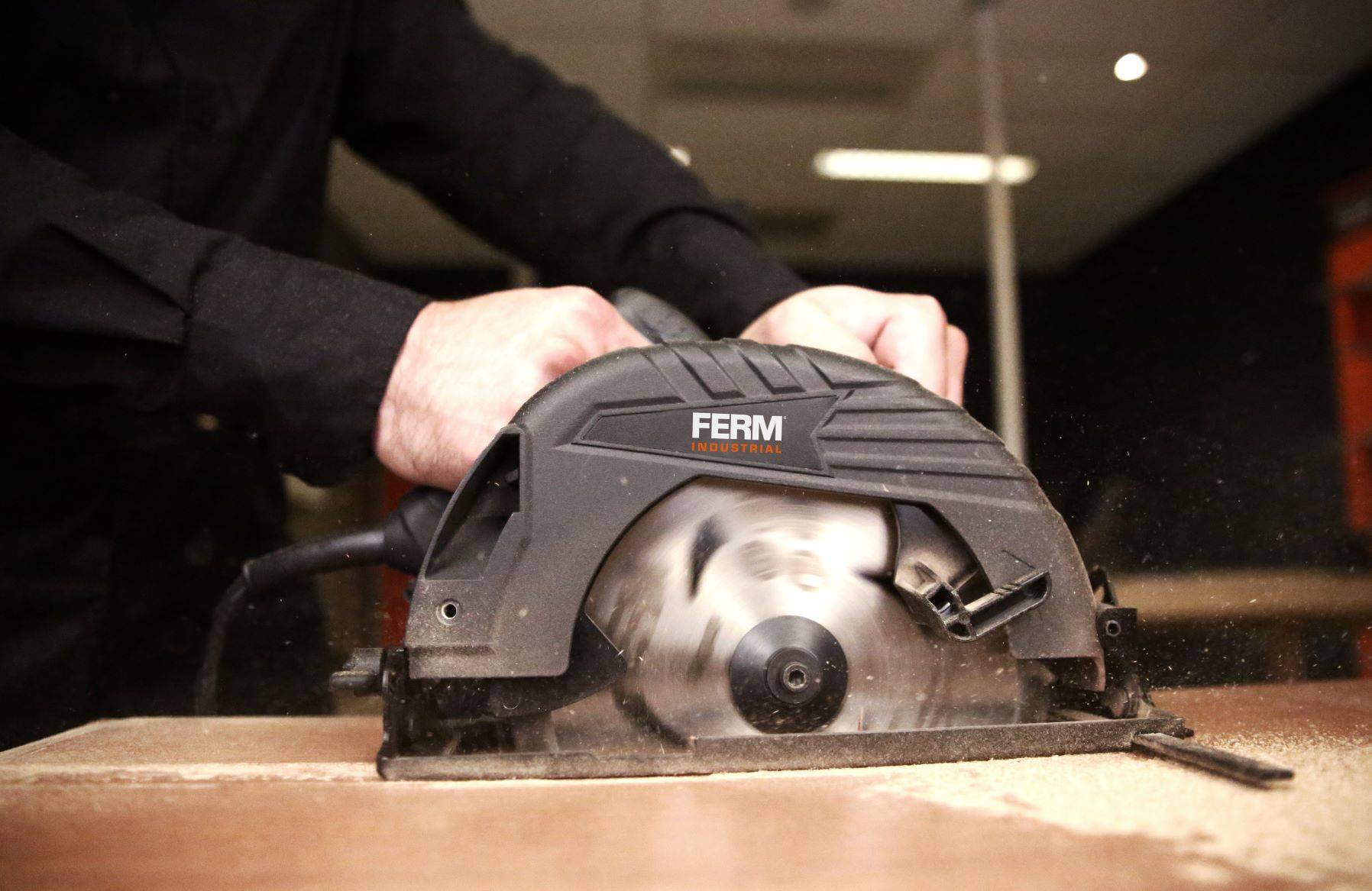 Пила циркулярная FERM CSMP Вт 190 мм CSMP