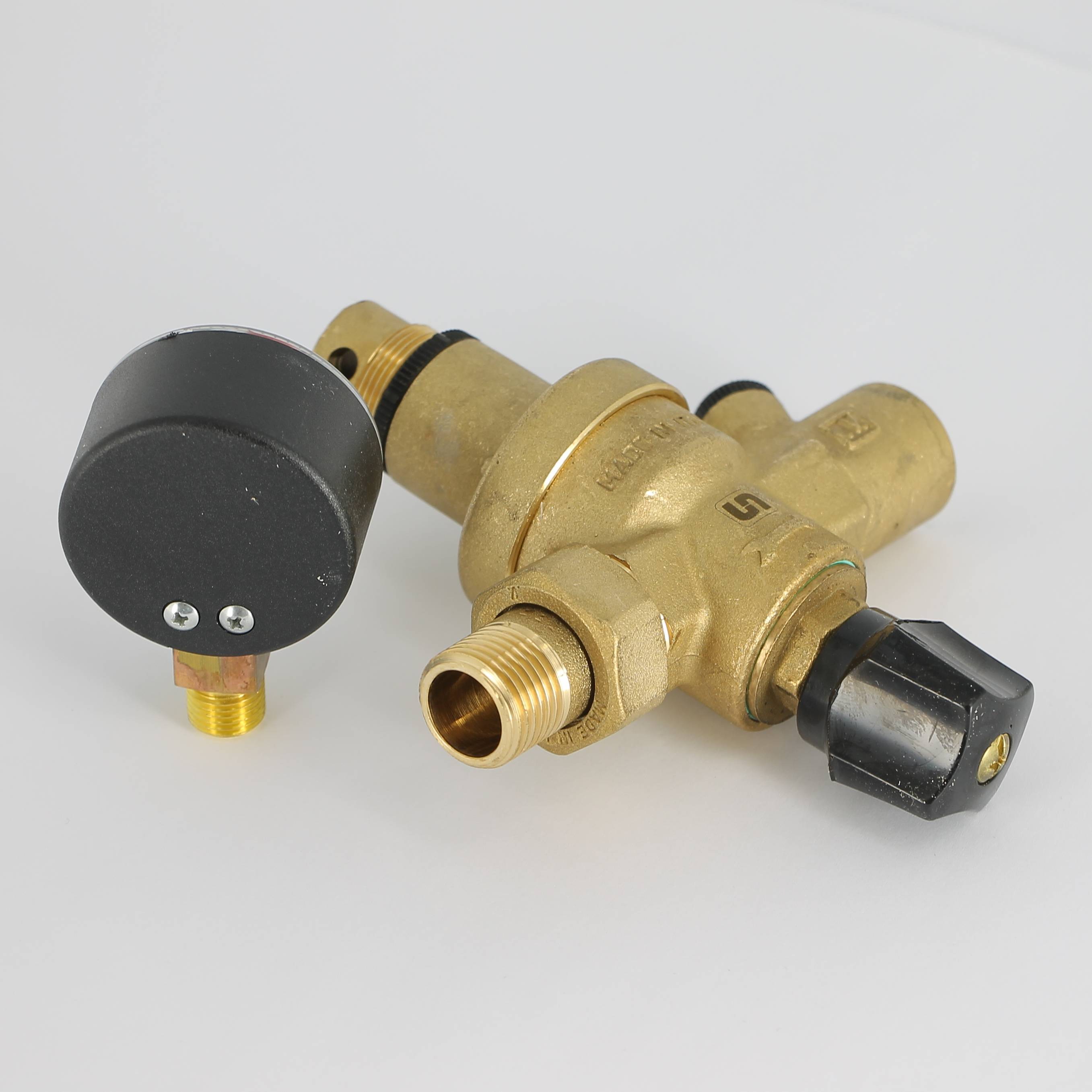 Клапан подпиточный UNI-FITT 1/2 НВ с редукционным соединением и манометром 290A2000