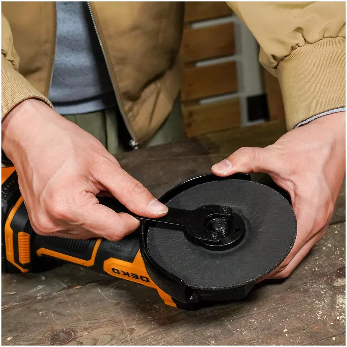 Набор аккумуляторного инструмента DEKO DKCD20 и DKAG20-125 20 В 2x4.0 Ач 063-4310