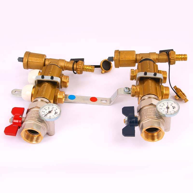 Коллекторная группа Tiemme 1x3/4 EK 2 выхода с кронштейнами и вентилями 3870046