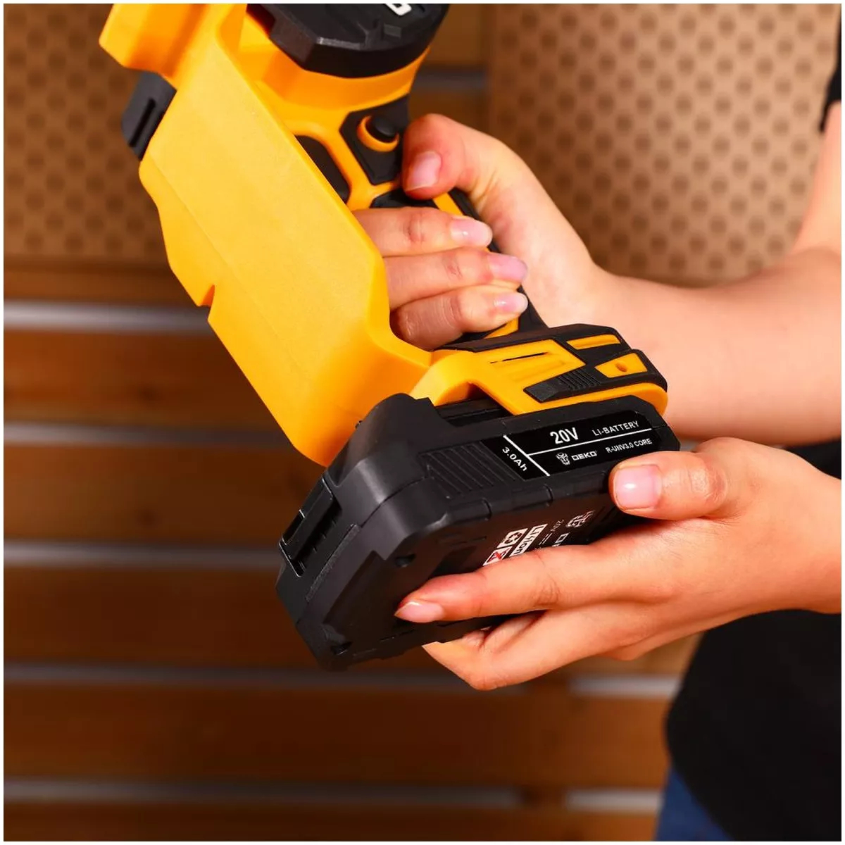 Аккумулятор Li-ion DEKO R-UNV3.0 CORE 20 В 3.0 Ач 18200