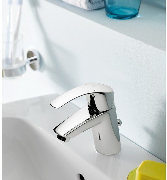 Смеситель для раковины GROHE Eurosmart New S-Size с цепочкой хром 23372002