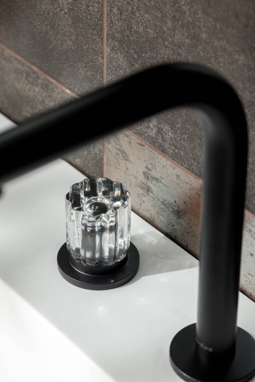 Смеситель для раковины Boheme Elegante на столешницу на 3 отверстия излив 17.9 см черный 152-B-EL