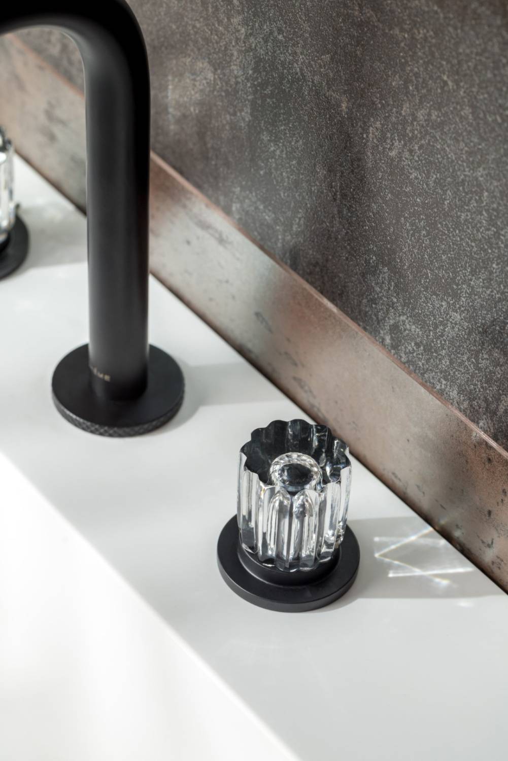 Смеситель для раковины Boheme Elegante на столешницу на 3 отверстия излив 17.9 см черный 152-B-EL