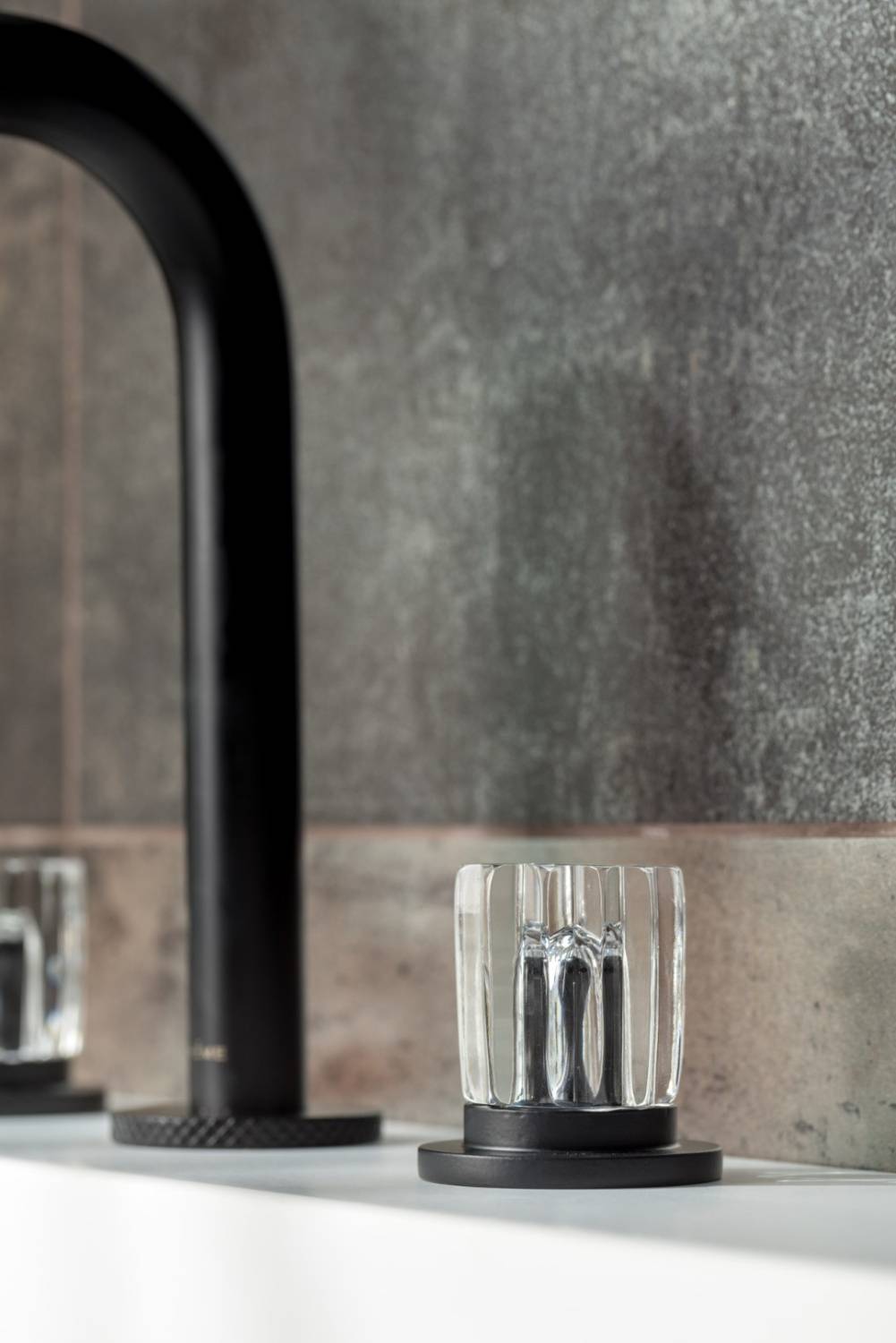 Смеситель для раковины Boheme Elegante на столешницу на 3 отверстия излив 17.9 см черный 152-B-EL