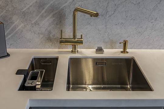 Смеситель для кухни Omoikiri Nagano-LG с фильтром Pure Drop Lite светлое золото 4178.8028