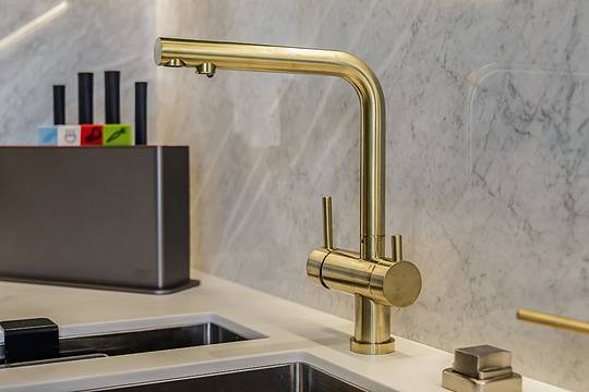 Смеситель для кухни Omoikiri Nagano-LG с фильтром Pure Drop Lite светлое золото 4178.8028