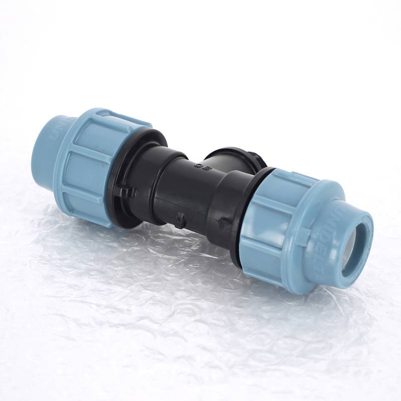 Тройник компрессионный Unidelta для труб ПНД 20х1/2 НР 1010020002