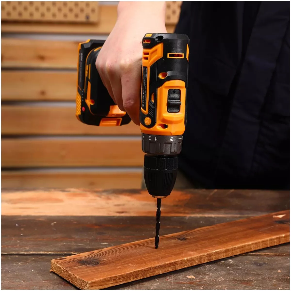 Дрель-шуруповерт аккумуляторная DEKO DKCD20FU-Li 20 В 2x3.0 Ач кейс + набор 63 шт DKCD20FU-Li