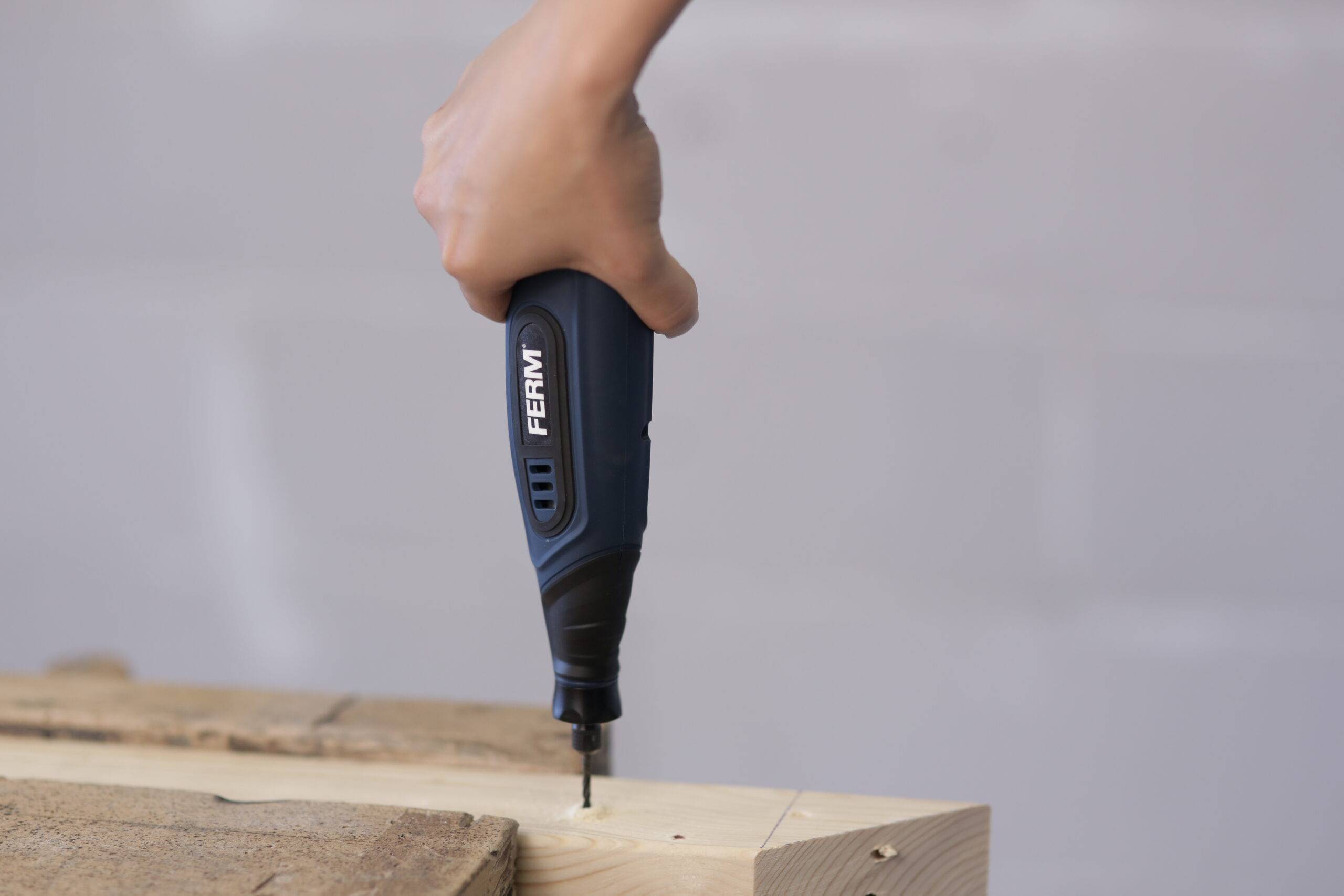 Гравер аккумуляторный FERM CTM Li-Ion 12 В CTM