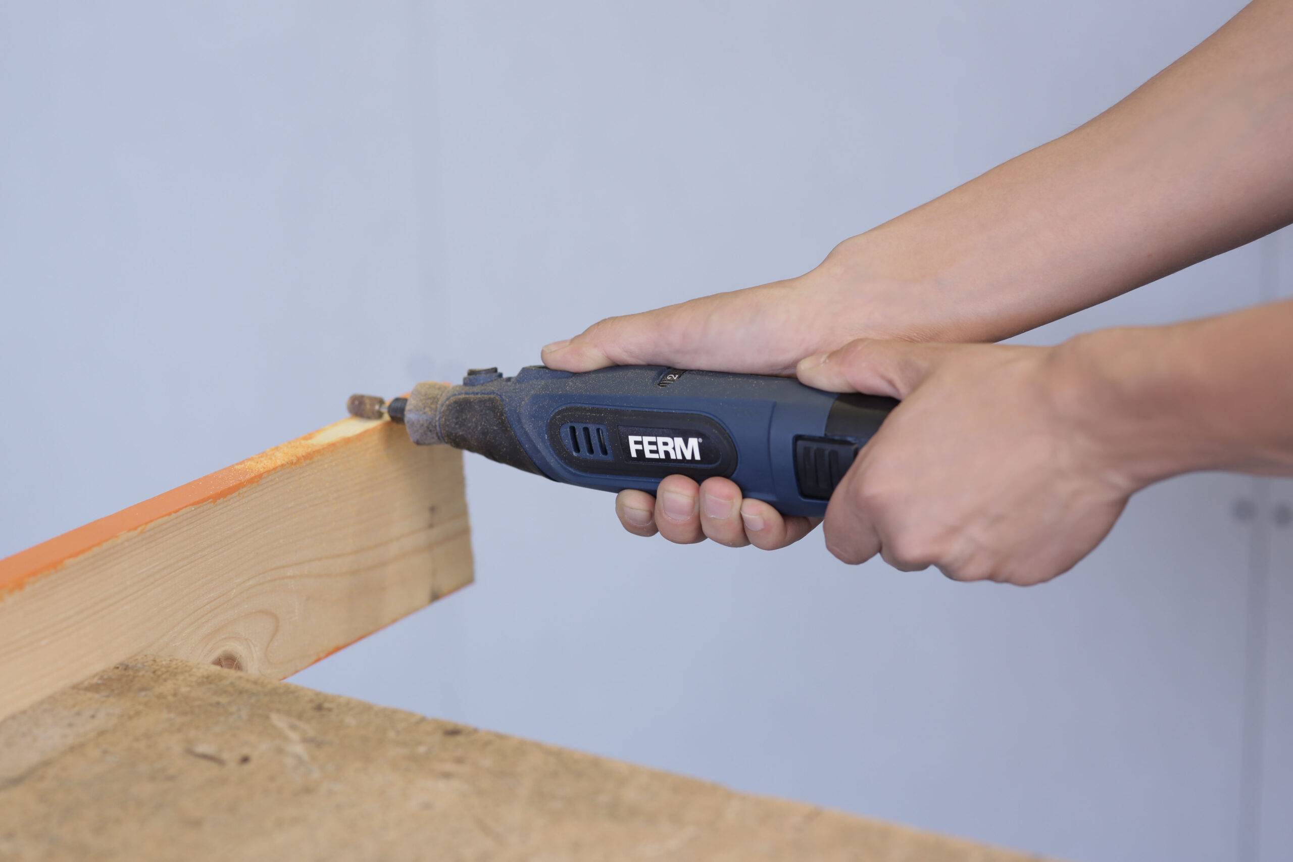 Гравер аккумуляторный FERM CTM Li-Ion 12 В CTM