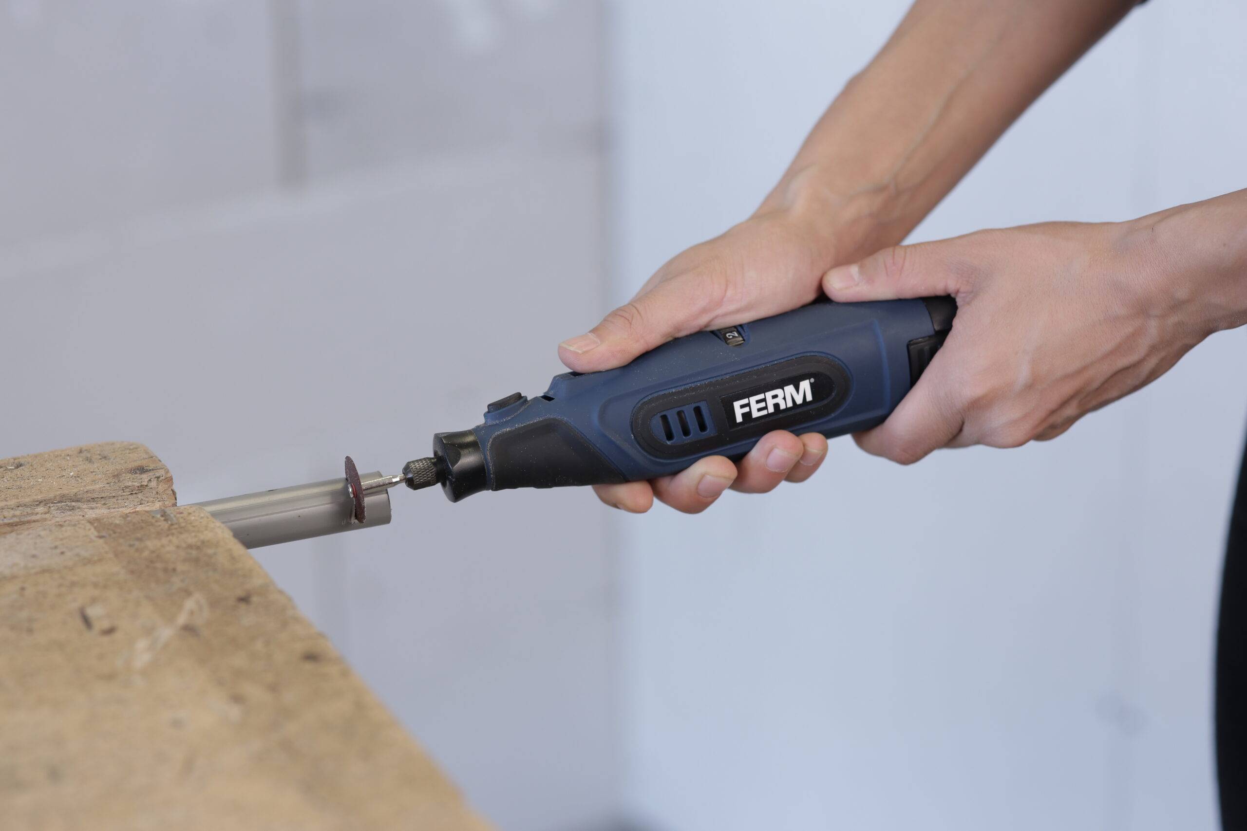 Гравер аккумуляторный FERM CTM Li-Ion 12 В CTM