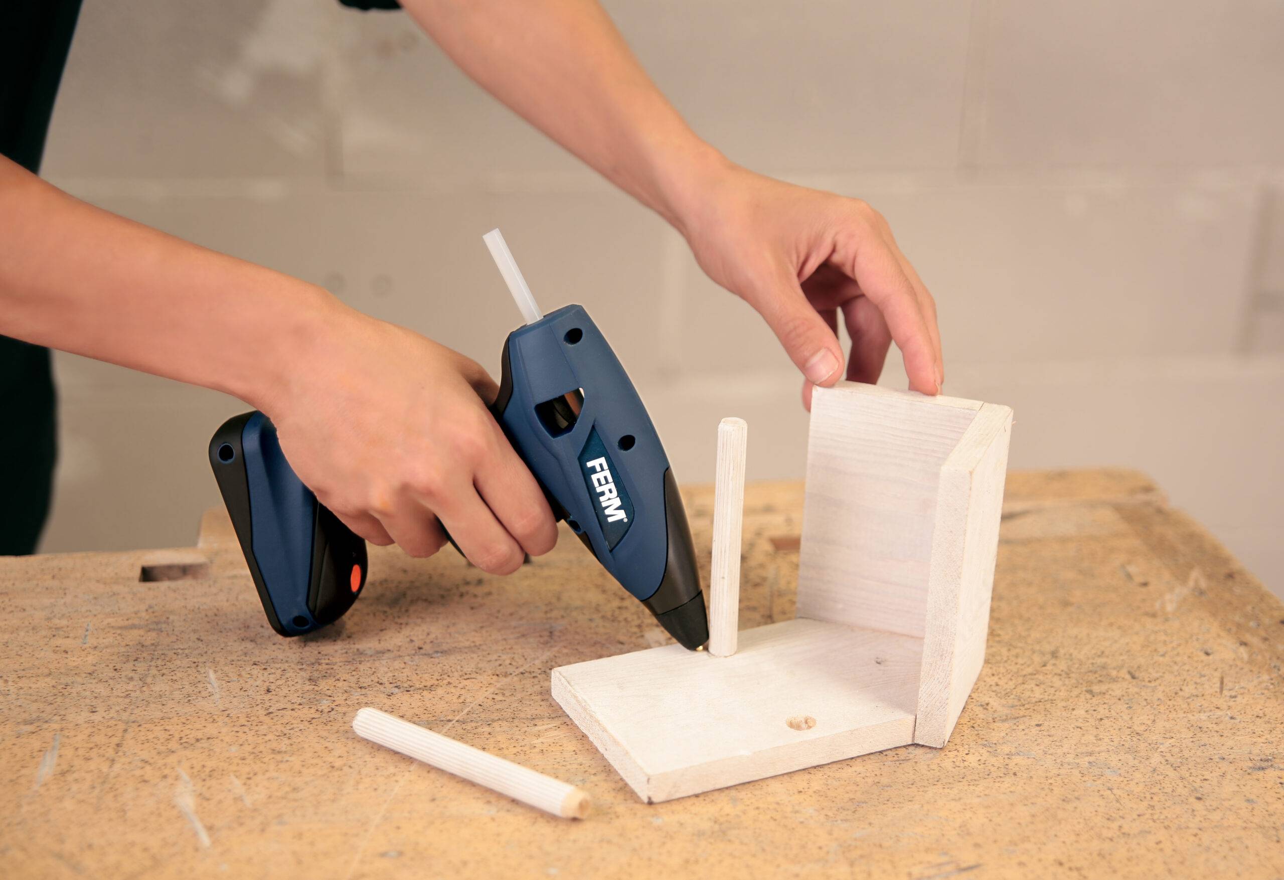 Клеевой пистолет аккумуляторный Ferm GGM 7.2В GGM