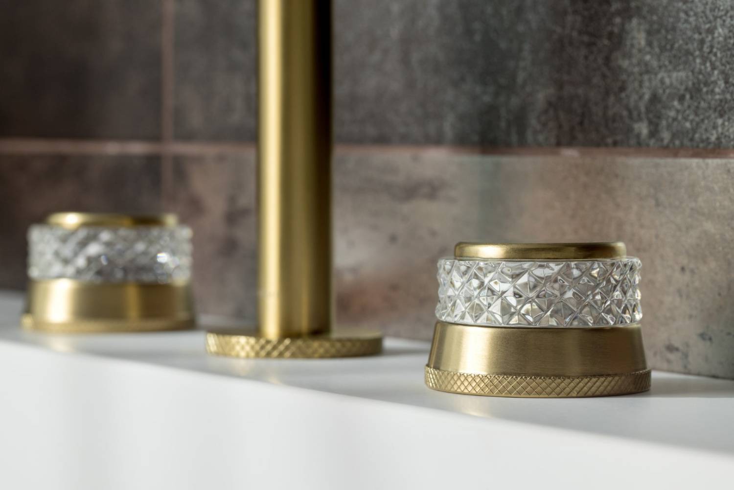 Смеситель для раковины Boheme Aura на 3 отверстия матовое золото 152-MG-A