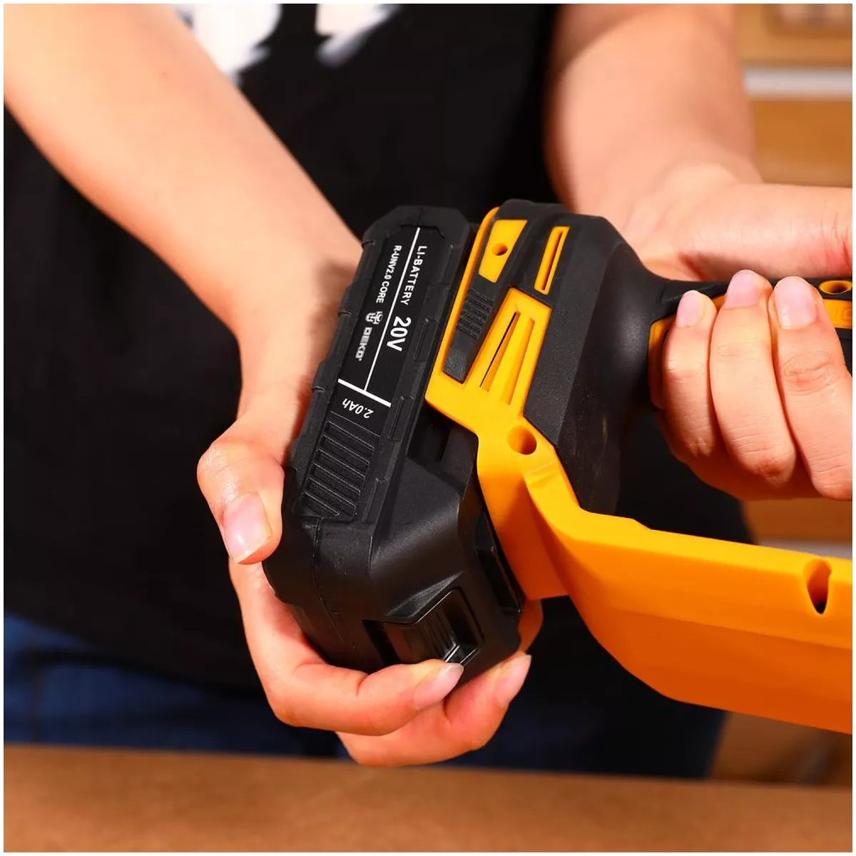 Аккумулятор Li-ion DEKO R-UNV2.0 CORE 20 В 2.0 Ач 18199